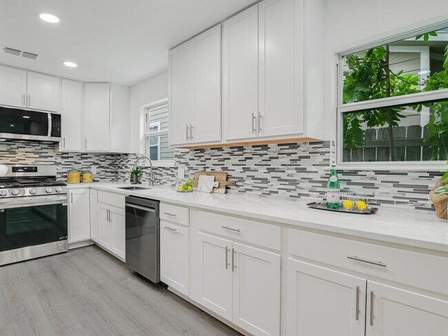 Building Photo - 11204 Iron Oak Trail