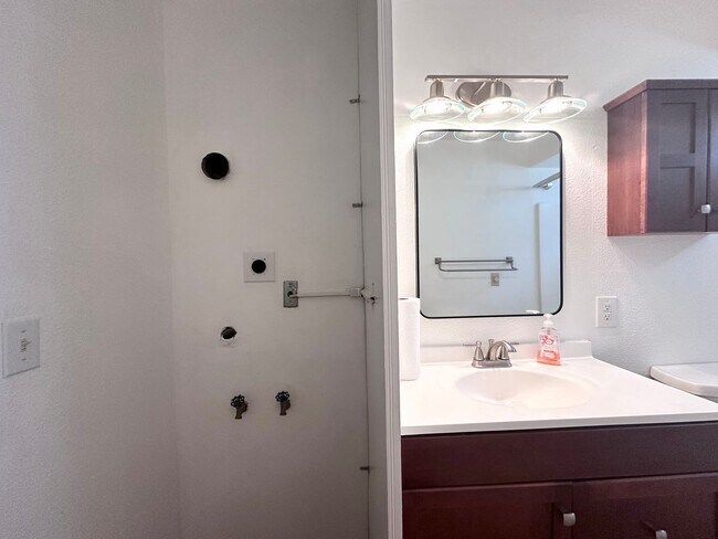 Building Photo - 2 Bed 1 Bath Duplex near Gresham Station!