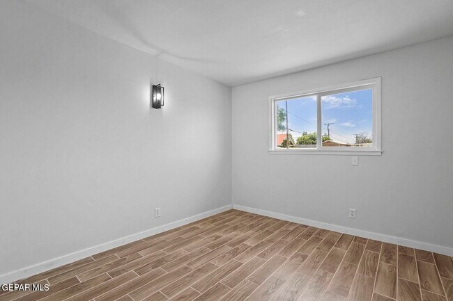 Building Photo - 5121 Beautonne Ave