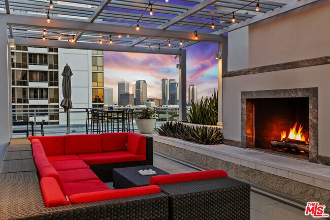 Building Photo - 10710 Wilshire Blvd