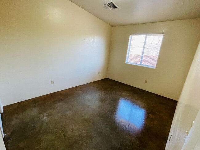 Building Photo - Single Family Home Style Unit w/ A/C, High...