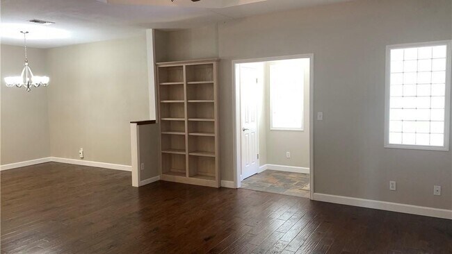 Building Photo - 725 Woodrow Cir