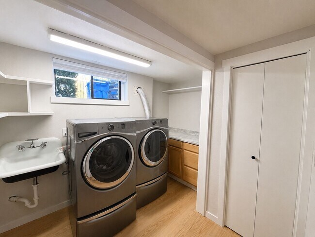 Building Photo - Fully Remodeled Ballard 5 Bed/2 Bath Home w/ A/C!