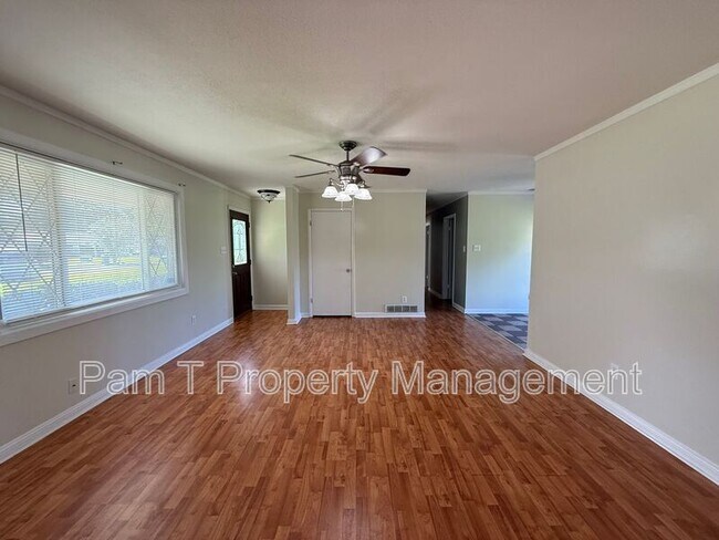 Building Photo - 211 Holiday Dr