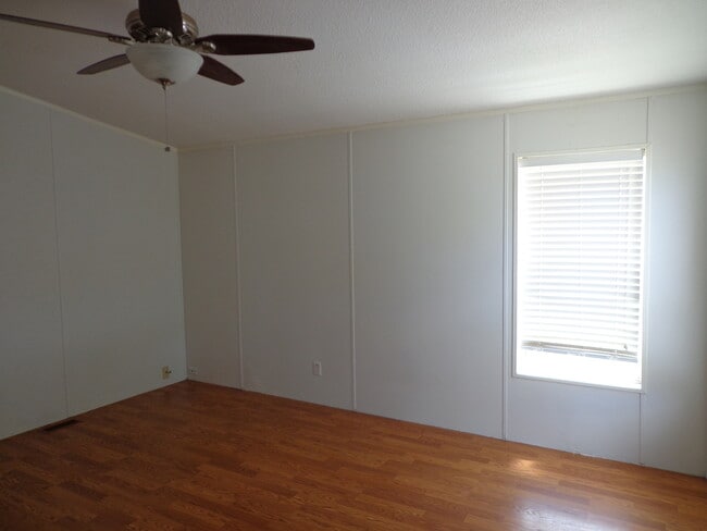 Building Photo - 3 Bedroom 2 Bath On Large Corner Lot *Cordes Lakes*