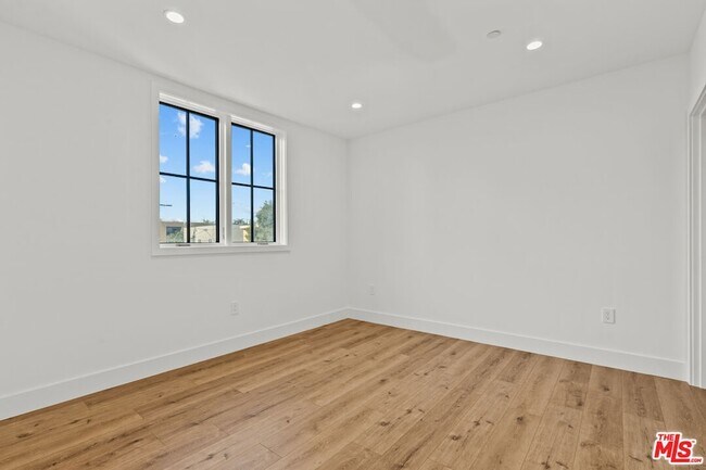 Building Photo - 5538 Tova Dr