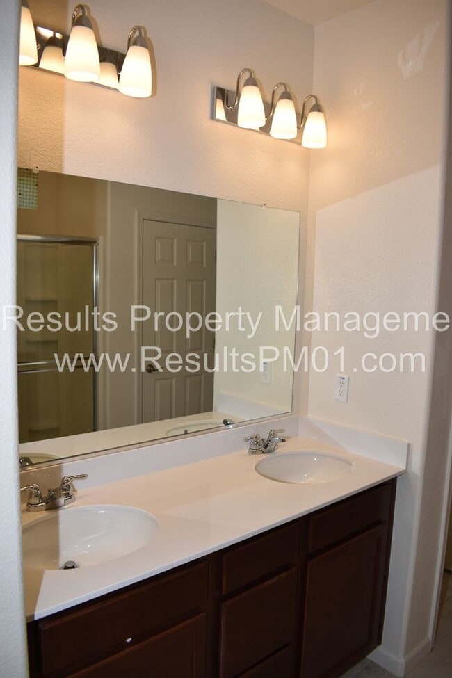 Building Photo - Beautiful Roseville 3 +Den Solar Home