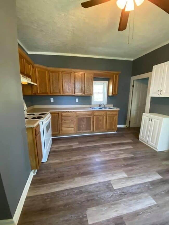 Building Photo - 2225 W Iowa St