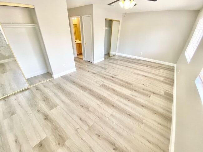Building Photo - STUNNING 2 BEDROOMS 2.5 BATHROOMS TWO STORY TOWNHOUSE IN GATED COMMUNITY!