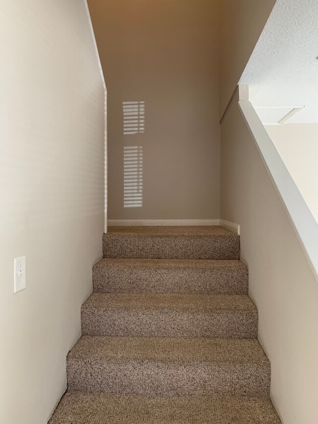 Building Photo - 2 Bedroom 1.5 Bath 2 Story Townhouse