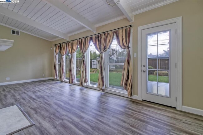 Building Photo - 623 Pineview Dr