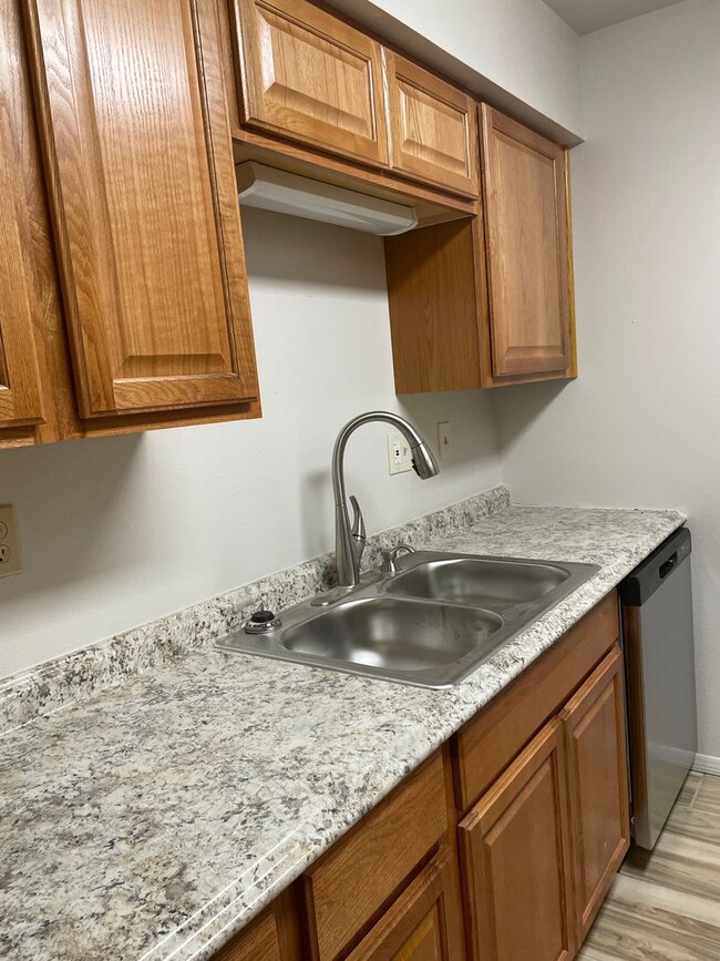 Building Photo - New remodeled townhome!