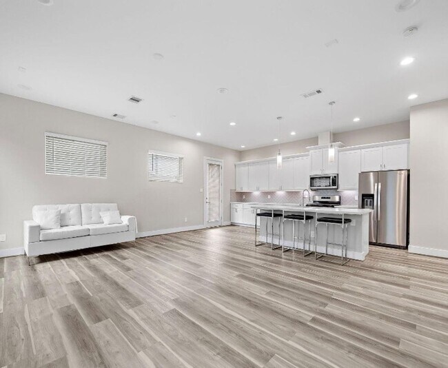 Building Photo - New Construction Luxury Home 14 Minutes from Downtown!