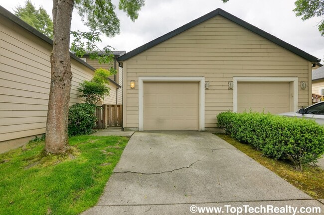 Building Photo - Charming 3 BD 2 BA Townhome Located in Hillsboro's Briarcreek Community | Recently Updated! | Mai...