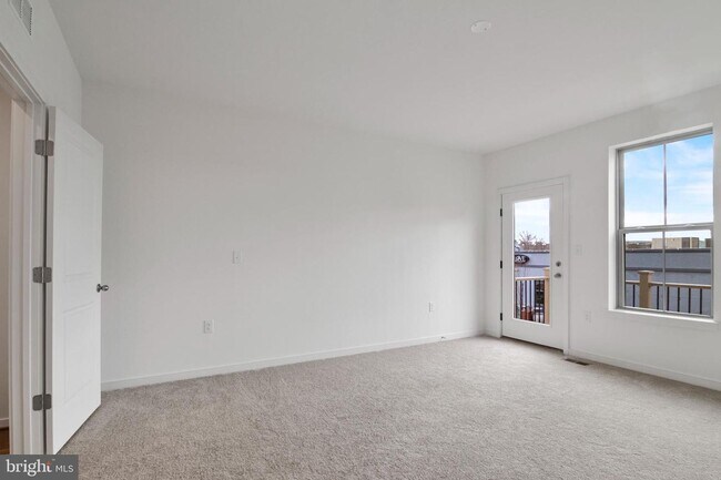 Building Photo - This stunning luxury 2-story condo has 3 beds & 2.5 baths with over 1500 sq ft of living space.