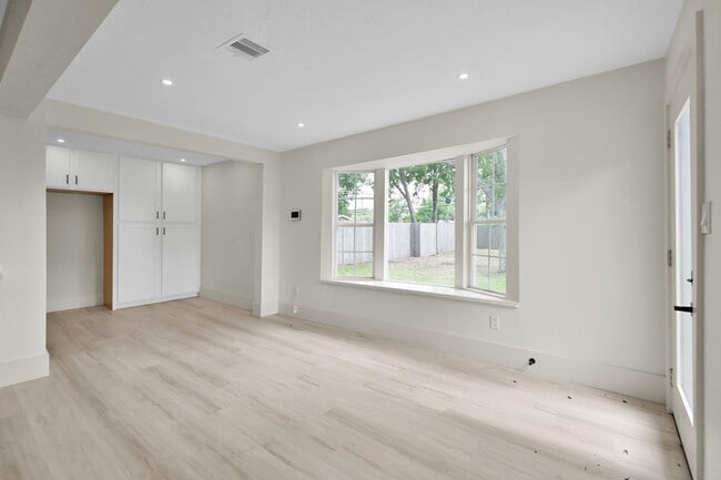 Building Photo - 6026 Willowbend Blvd