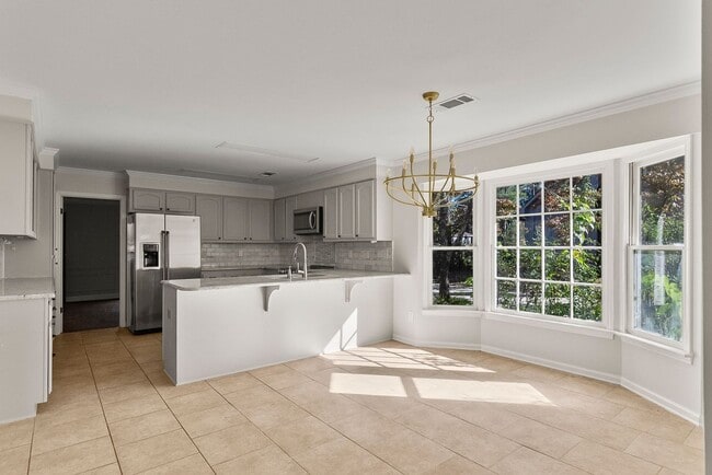 Building Photo - Beautiful 4 Bed 2.5 Bath Available Now!