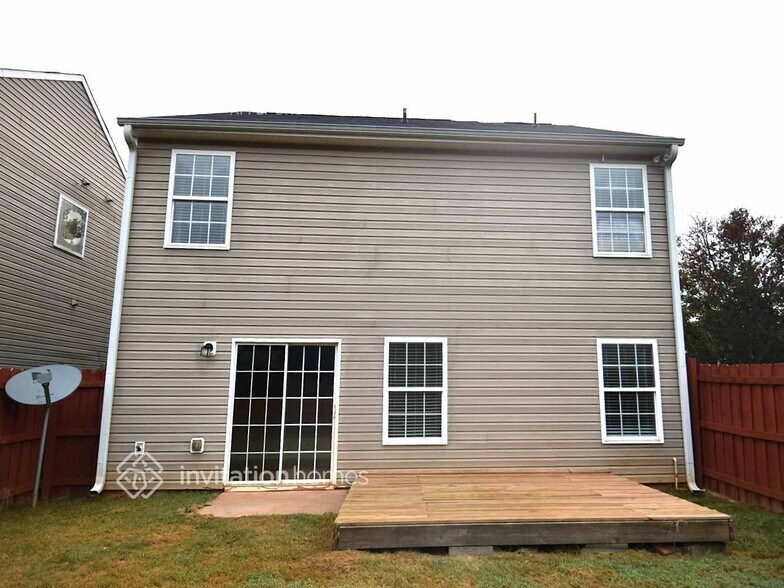 Building Photo - 2440 Sheldon Pl