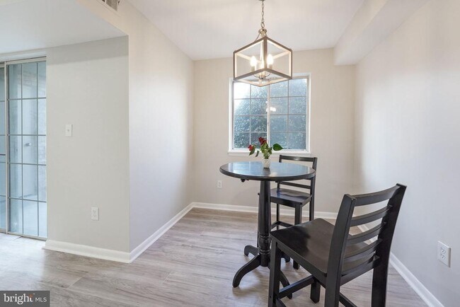 Building Photo - 1521 Colonial Dr