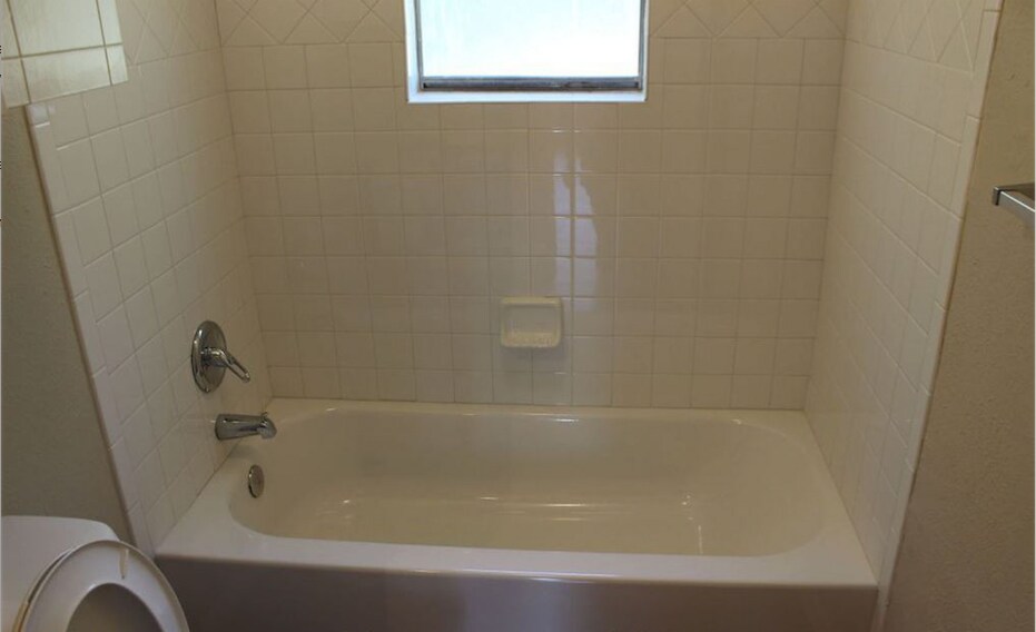 Bathtub/shower - 7608 Abbott Drive