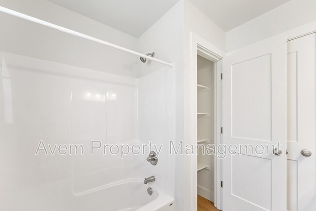 Building Photo - 930 Molalla Ave