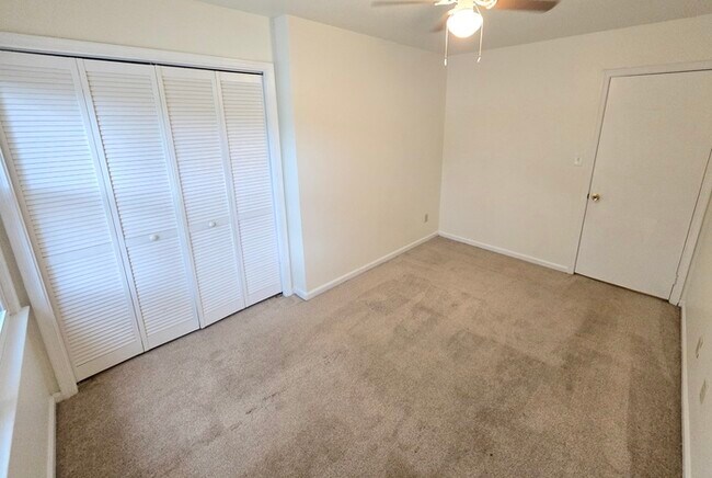 Building Photo - SPACIOUS 4 BED/2.5 TOWNHOME IN GREAT NECK!...
