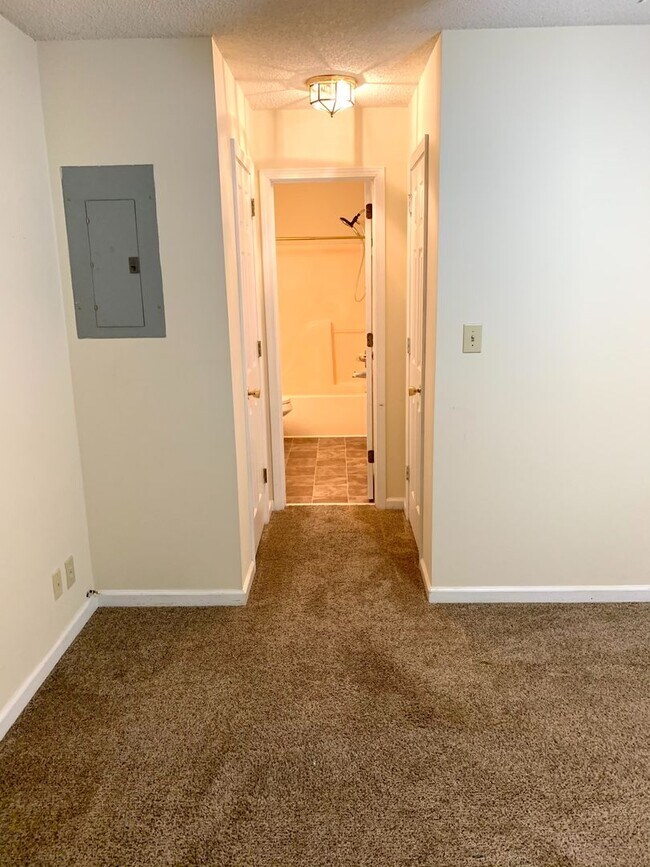 Building Photo - 268 Moncrest Dr