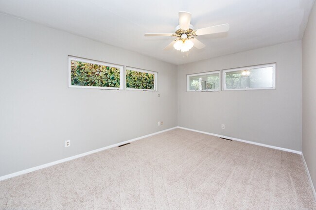 Building Photo - "Charming 3-Bedroom Oasis with 2 Full Baths – Spacious 2,295 Sq Ft Home in Charlotte's Heart!"