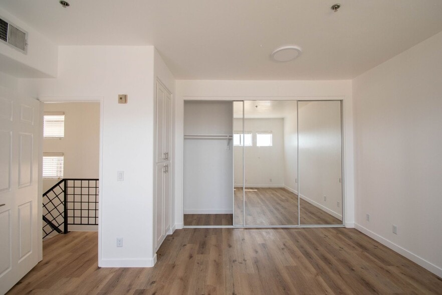 Building Photo - 425 N Alvarado St