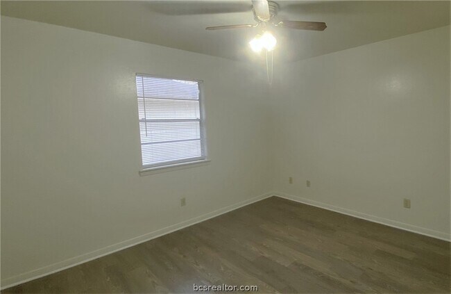 Building Photo - 701 San Saba Dr