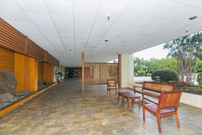 Building Photo - Naniwa Gardens - 1 bdrm/1 bath/1 covered p...