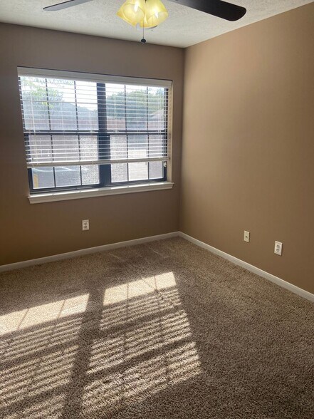 Building Photo - AUGUST 2026 PRE-LEASE Wonderful 3 Bed, 3 Bath Duplex Walking Distance from Campus!