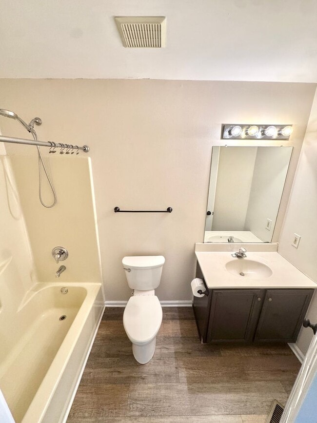 Building Photo - THREE BEDROOM TOWNHOUSE