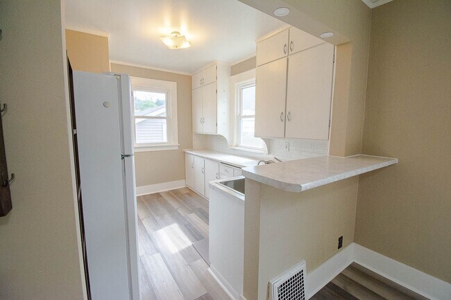 Building Photo - 610 Lyndale St