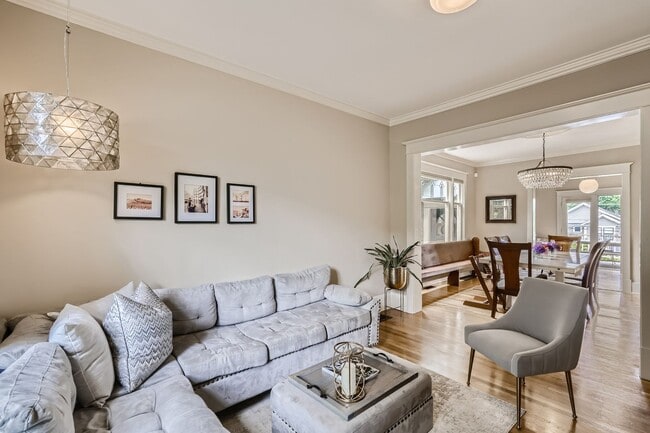 Building Photo - Queen Anne Home