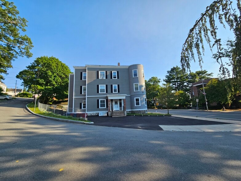 Building Photo - 977 Main St