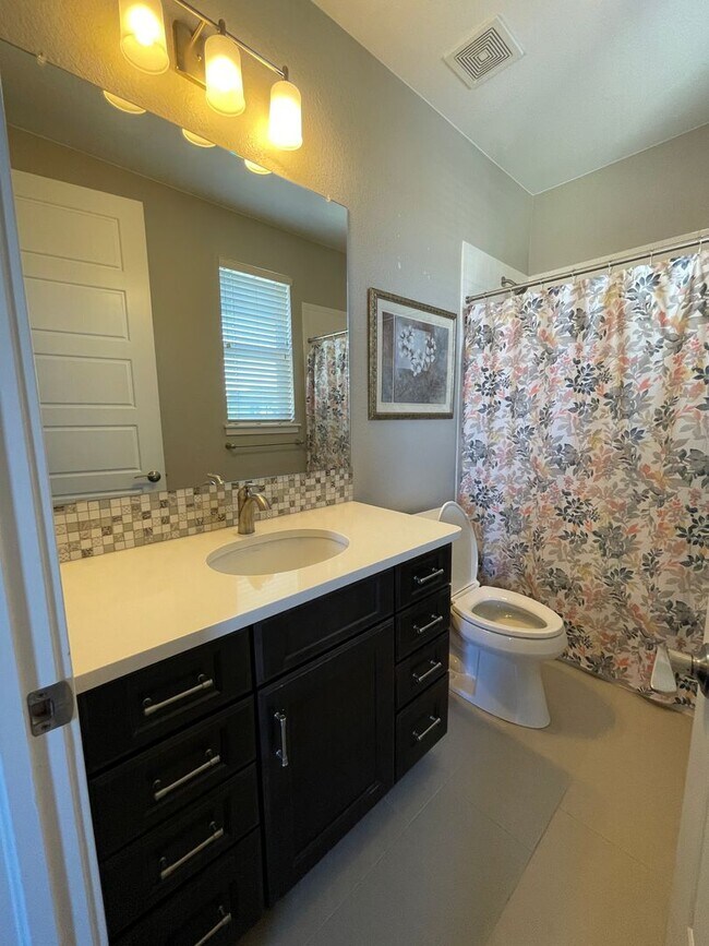 Building Photo - Gorgeous Colliers Hill Home