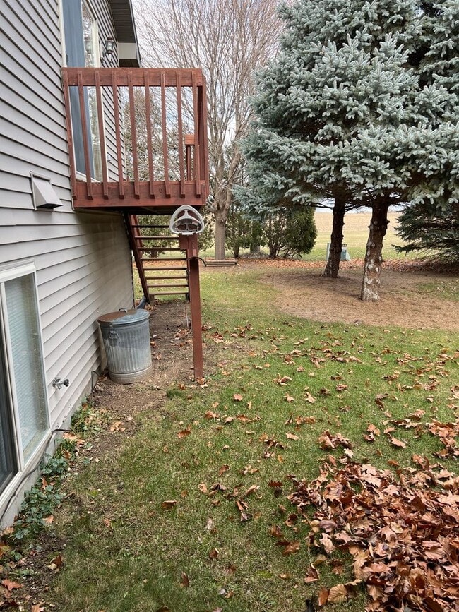 Building Photo - 732 Meadow Park Dr
