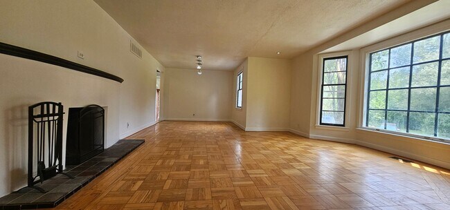 Building Photo - Amazing House with Large Lot in Franklin V...