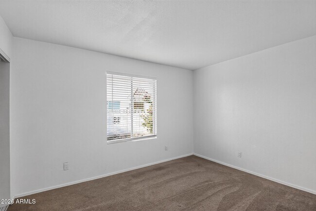 Building Photo - 2132 W Glenrosa Ave