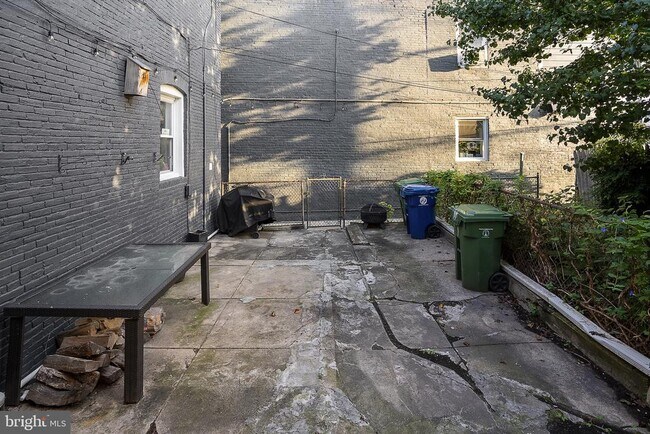 Building Photo - 402 E Fort Ave