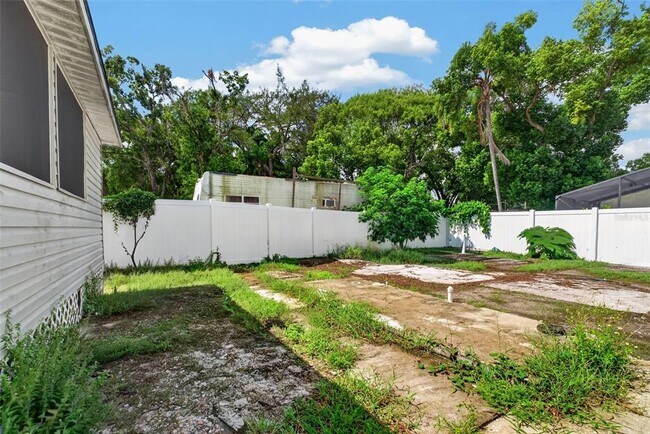 Building Photo - 8114 N Edison Ave