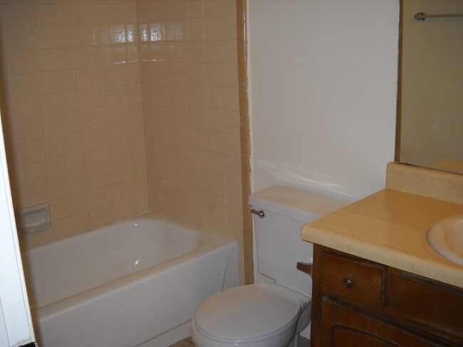 Building Photo - Cute unit in four plex