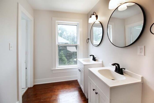 Master bathroom - 2027 Higbee Ave