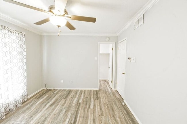 Building Photo - 10590 High Hollows Dr