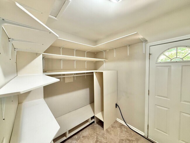 Building Photo - **OFFERING REFUNDABLE APPLICATION FEES & $150 MOVE IN PROMOTION** Terrific 3BD, 1.5BA North Ralei...