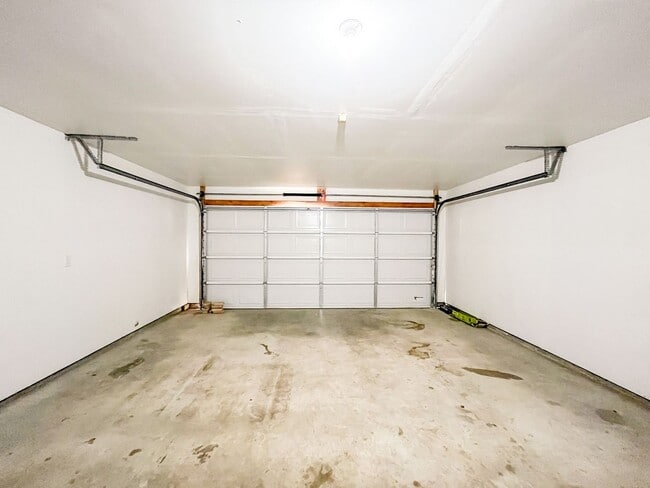 Building Photo - Available NOW!!!! Beautiful 4 bedroom, 2 bath, 2 car garage home with a privacy fenced yard and c...