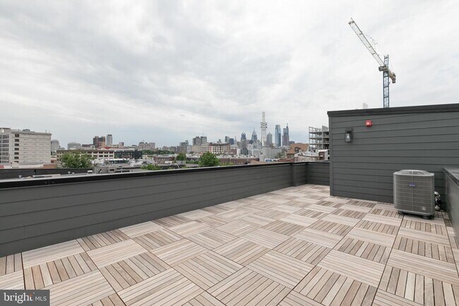 Building Photo - 555 N Lawrence St