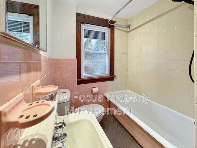 Building Photo - 1012 Louisa St