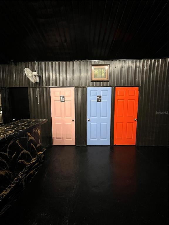 Building Photo - 918 W 11th St